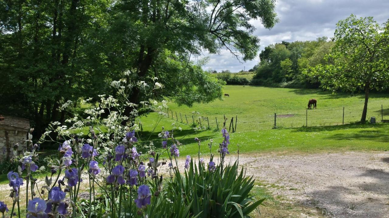 Les Jardins De Camelot Bed and Breakfast Villegouge Eksteriør billede